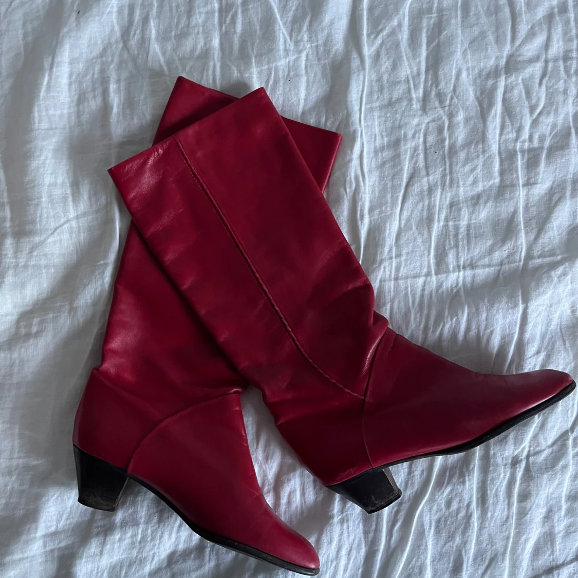 Röda skinnstövlar med klack