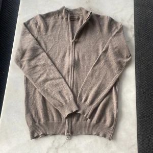 Beige Merinoull kofta, Stenströms - I princip helt ny Stenströms zip kofta i merinoull, inga defekter alls och är storlek Herr, S