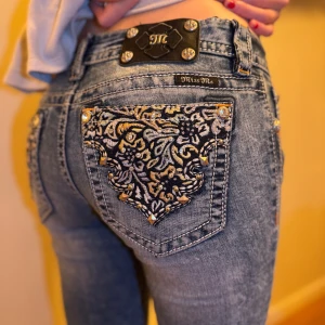 Miss me jeans  - Säljer dessa jätte coola miss me jeans❤️ korta på mig som är 178❤️ Midjemått rakt över: ca 37 cm Innerbenslängd: 74 cm