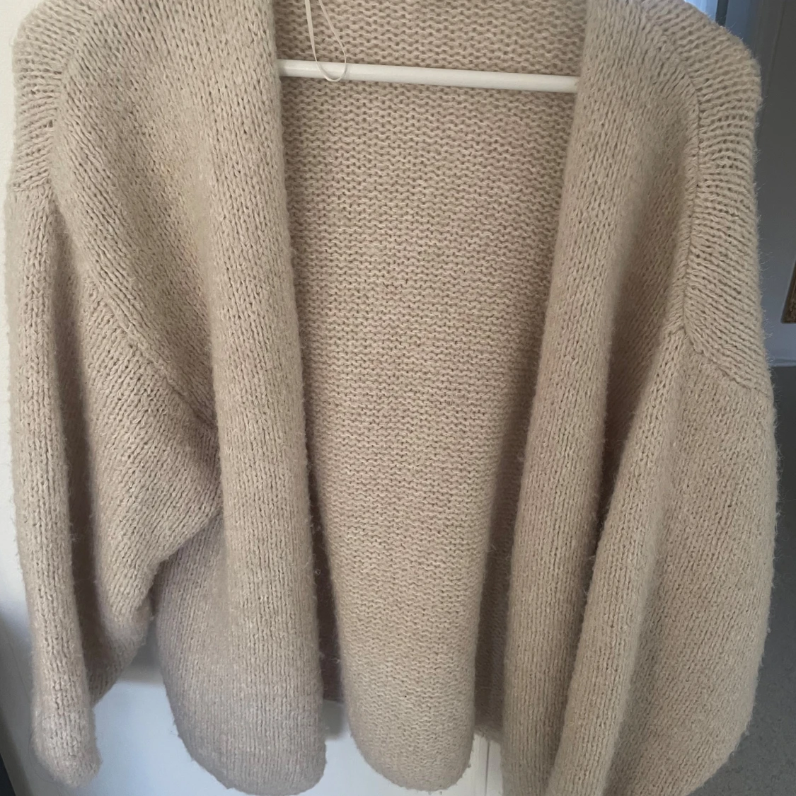 Beige stickad kofta från Lindex