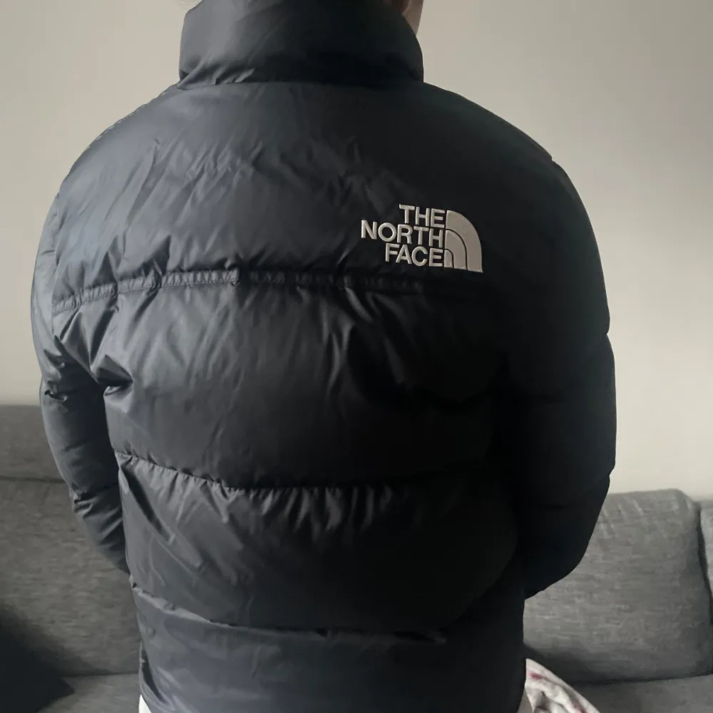 En north face jacka, Säljer då den inte kommer till användning, bra skick nästan aldrig använd. Kan gå ner i pris vid snabb affär . Jackor.