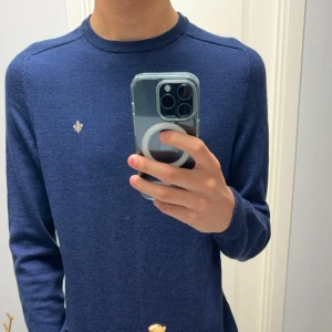 Morris crewneck - Säljer en stilren Morris merinoull crewneck, jag är 183 65 kg, ny pris på tröjan är 1500kr