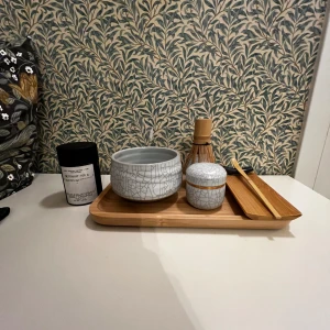 Matcha te-set med bambu och keramik - Hej, säljer detta matcha kit med allt som behövs för att göra en kopp matcha. Det iommer även en liten matta till. Kan skicka bild på den om så önskas. Det kommer även med en burk med matcha! Och en liten sil för att inte få matchan i några klumpar!💕