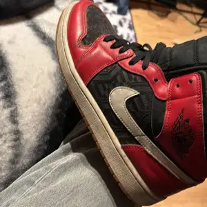 Säljer ett par coola Nike Air Jordans i rött och svart. Skorna har en klassisk design med snörning och en snygg logga på sidan. Perfekta för både vardag och fest! De är i helt ok skick och redo för nya äventyr. Skick 7-10 äkta pris kan diskuteras