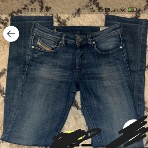 Disel jeans - Säljer snygga Disel jeans i stolek 27/34 Passar s. lågmidjade med raka ben.  Köpte på plick men passade inte mig