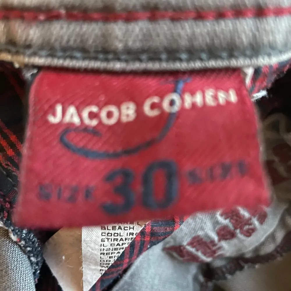 Säljer ett par snygga grå jeans från Jacob Cohen i storlek 30. De har en klassisk femficksdesign med subtila röda detaljer på bakfickorna. Jeansen är i bra skick och passar perfekt för både vardag och fest. De är tillverkade i ett mjukt och bekvämt material som ger en skön passform. ///W30 L32 /// nypris 3999kr mitt pris 949kr. Jeans & Byxor.