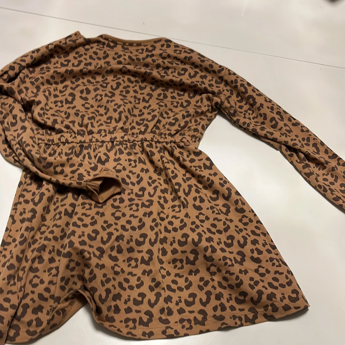 Leopardmönstrad klänning med text - 90