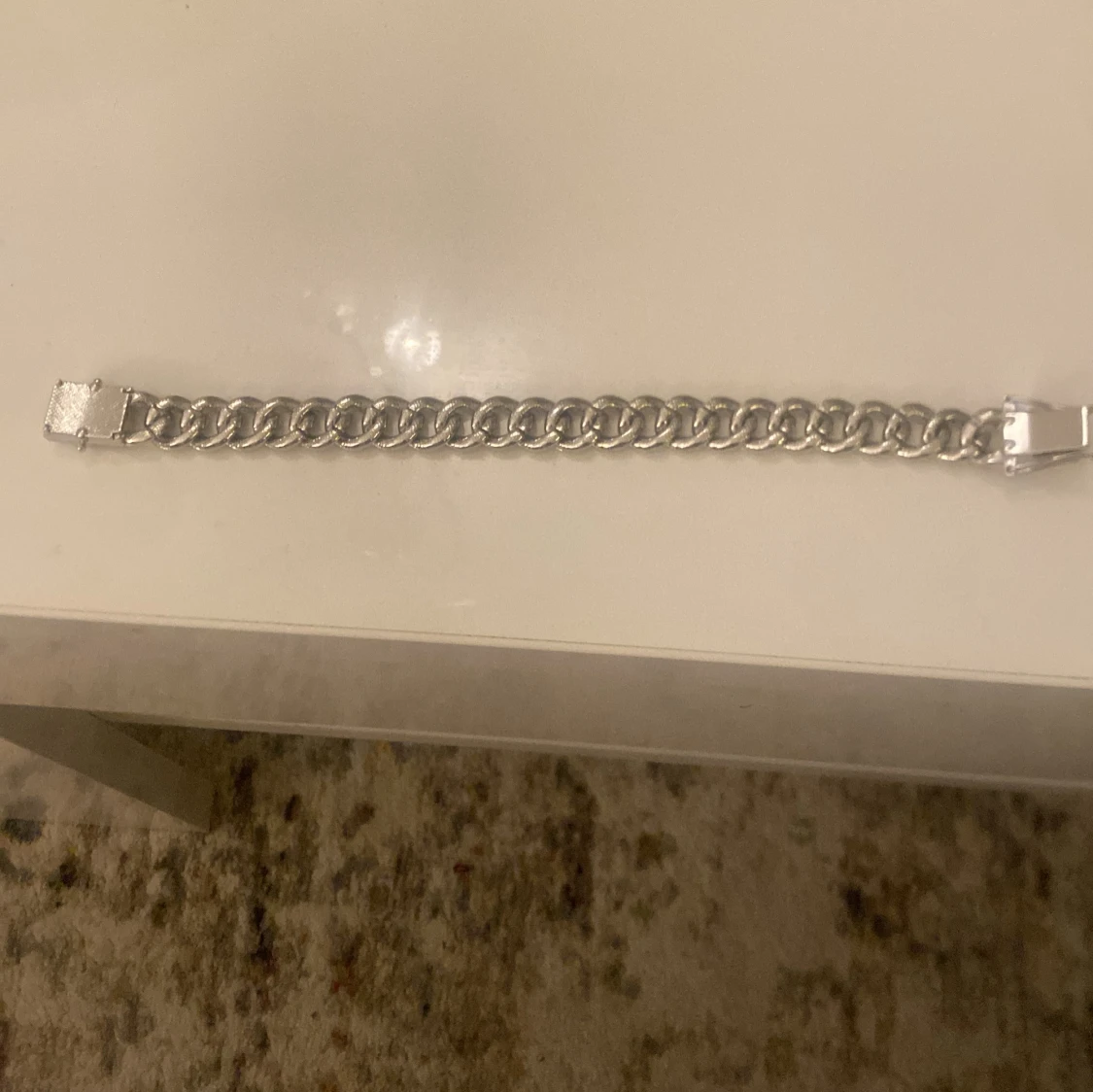 Silverfärgat armband med glittriga detaljer - 90