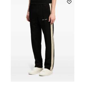 Söker äkta Palm angels byxor i size S eller M helst svart, blå eller grå