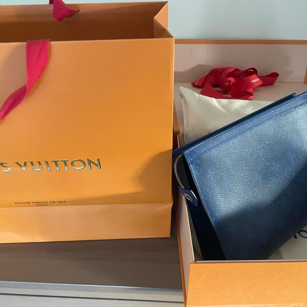 WTS Louis Vuitton Pochette Voyage MM 9/10 i princip oanvänd, inga flaws skador etc. Fler bilder kan fås givetvis! Köpt i Köpenhamn, all og. Kvitto, låda, box och allt som syns på bilder. Nypris nu 10.300 kr! . Laukut & Käsilaukut.