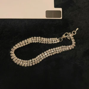 Glittrigt armband från Appear - Säljer ett glittrigt armband med diamanter från Appear! Är helt nytt och oanvänt. Perfekt för att ge lite extra bling till din outfit. Passar exempelvis till fest eller nyår! ✨