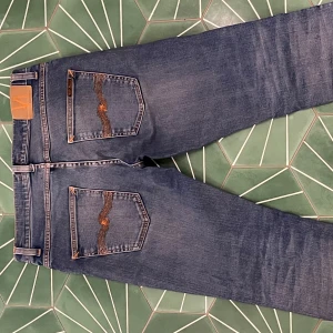 Nudie jeans ljusblå 31/32 - Märke nudie, storlek 31/32, inprincip oanvända då  de är lite för stora för mig. Kan mötas upp i sthlm modell: grim Tim 