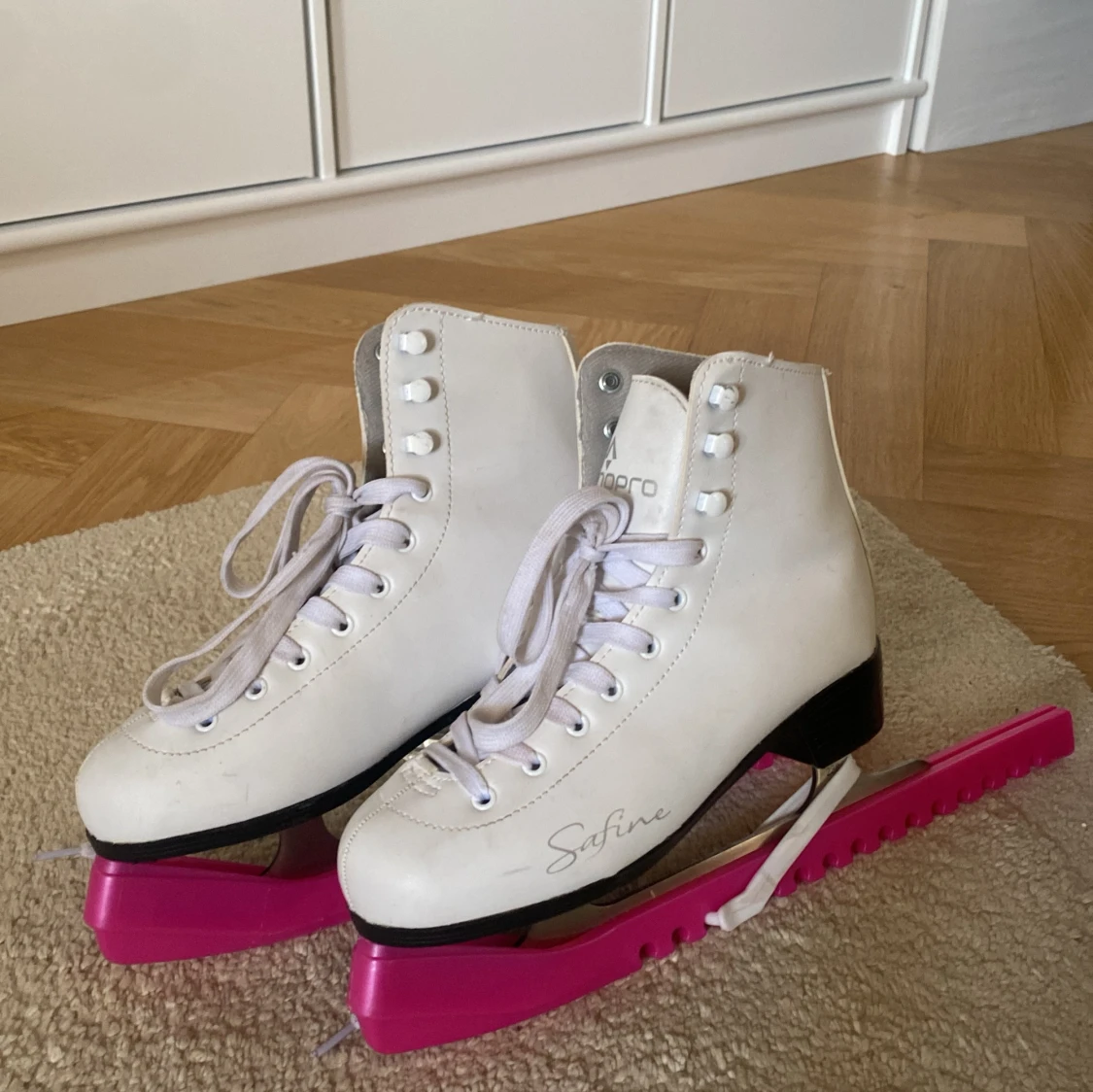 Välbehållna konståkningsskridskor