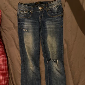 VALERIE LTB - Säljer ett par snygga lågmidjade jeans ifrån LTB i modell Valerie. De har 2 slitningar på framsidan. Kom privat för fler bilder eller frågor 🙏Först till kvarn