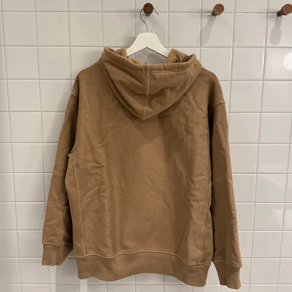 Beige hoodie från Arket i storlek Small. Mjuk och skön med klassisk design, perfekt för en avslappnad och stilren look.. Tröjor & Koftor.