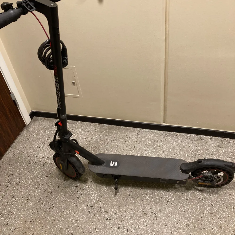 E wheels elscooter med en top hastighet på 30 km/ samt en räckvidd på 45 km. Använd men i otroligt bra skick inga större skador eller problem. App finns till scootern samt ingår laddare. Ny pris 5999kr. Muu.