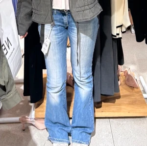Lågmidjade jeans  - Säljer dessa super snygga lågmidjade jeansen, bilderna är lånade av tjejen jag köpte dom av💓 kom privat vid frågor eller fler egna bilder, kolla gärna in mina andra annonser där jag säljer fler par lågmidjade jeans 🫶