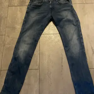 Säljer ett par snygga blå jeans från Replay, modell Anbass. De har en klassisk femficksdesign och är i bra skick. Perfekta för både vardag och fest! Passformen är slim och de har en stilren look med en lätt tvättad effekt. Även hyperflex så dem är sjukt sköna. Hör av er vid frågor🙏🙌