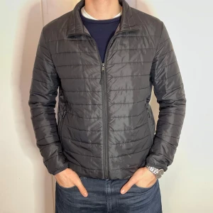 Napapijri jacka  - Säljer en stilren grå jacka från Napapijri mycket bra skick. Jackan har en dragkedja framtill och är perfekt för höst och vår. Storlek XL slimfit men passar L