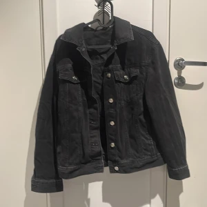 Jeansjacka - Säljer denna gamla jeansjackan som är grå svart då den ej kommer till användning. Den är super snygg och lite oversized vilket passar bra till allt. Perfekt inför sommaren!