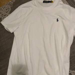 Säljer en klassisk vit t-shirt från Polo Ralph Lauren i storlek M. T-shirten är aldrig använt, har kvar sin paket lukt! Anledningen till salu är att jag har på mig str XS och fick fel storlek som present.