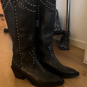 Svarta cowboy boots från Replay - Snygga svarta cowboy boots i skinn från Replay med coola nitar som detaljer. Köpte dom på provskor men har bara kommit till användning en gång inomhus. Storlek 37, tror det är äkta läder men är inte helt säker 💖