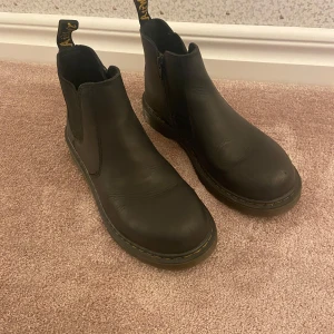 Svarta boots  - Säljer ett par tjängor från Dr. Martens. Skorna är i bra skick och använda ett fåtal gånger. Skorna går att använda på både tjejer och killar. 