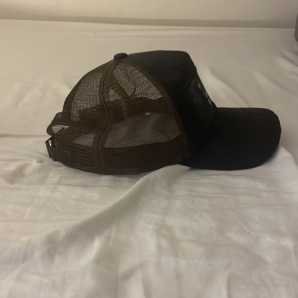 Svart keps med nätpaneler - 91