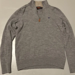 Grå merinoulltröja från Morris - Säljer en nu en  grå tröja från Morris. . Perfekt för både höst och vinter. Passar lika bra till vardags som till lite finare tillfällen. Säljer tröjan du den inte passar mig. Jag skulle säga att den är en liten xs. Ny kostar tröjan lite över 1000. Ny skick den ända är att lappen på insidan av tröjan i nacken har lossnat på ena sidan.      Tveka inte att skriva om man har frågor.