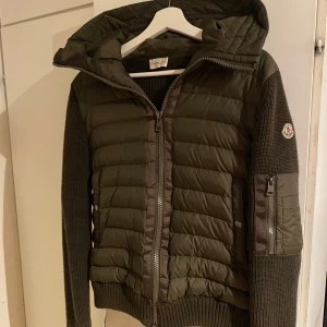 Olivgrön jacka från Moncler - Säljer nu min olivgröna jacka från moncler! Perfekt för höst och vår när du vill hålla stilen och värmen. Passar både till vardags och lite finare tillfällen. 🧥🍂skick 8/10! 