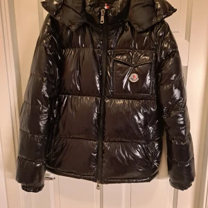 Moncler jacka  - Säljer en svart pufferjacka från Moncler i mycket bra skick i storlek M