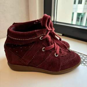 Säljer ett par snygga röda isabel marant bobby sneakers i storlek 41. Priset går att diskutera!💞💞