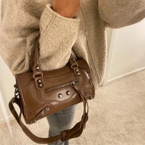 Balenziaga liknande väska - Säljer min Balenziaga likande väska. Den är perfekt till både höst och vinter. Använd väldigt få gånger. Pris går att diskutera vid snabb affär 💘