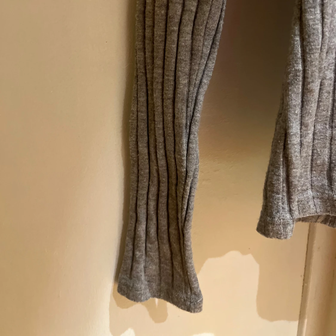 Grå ribbad tröja från Hollister - 92