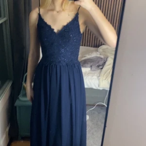 Balklänning - Säljer min jätte fina balklänning, den är använd 2 gånger så den är i bra skick! Hittade inte så bra bilder med skriv om du vill ha mer bilder så löser jag💕 jag är 183 och brukar ha storlek M. 