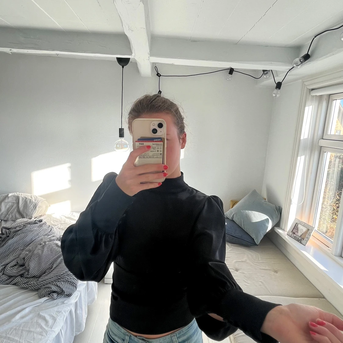 Svart blus med öppen rygg och knappar