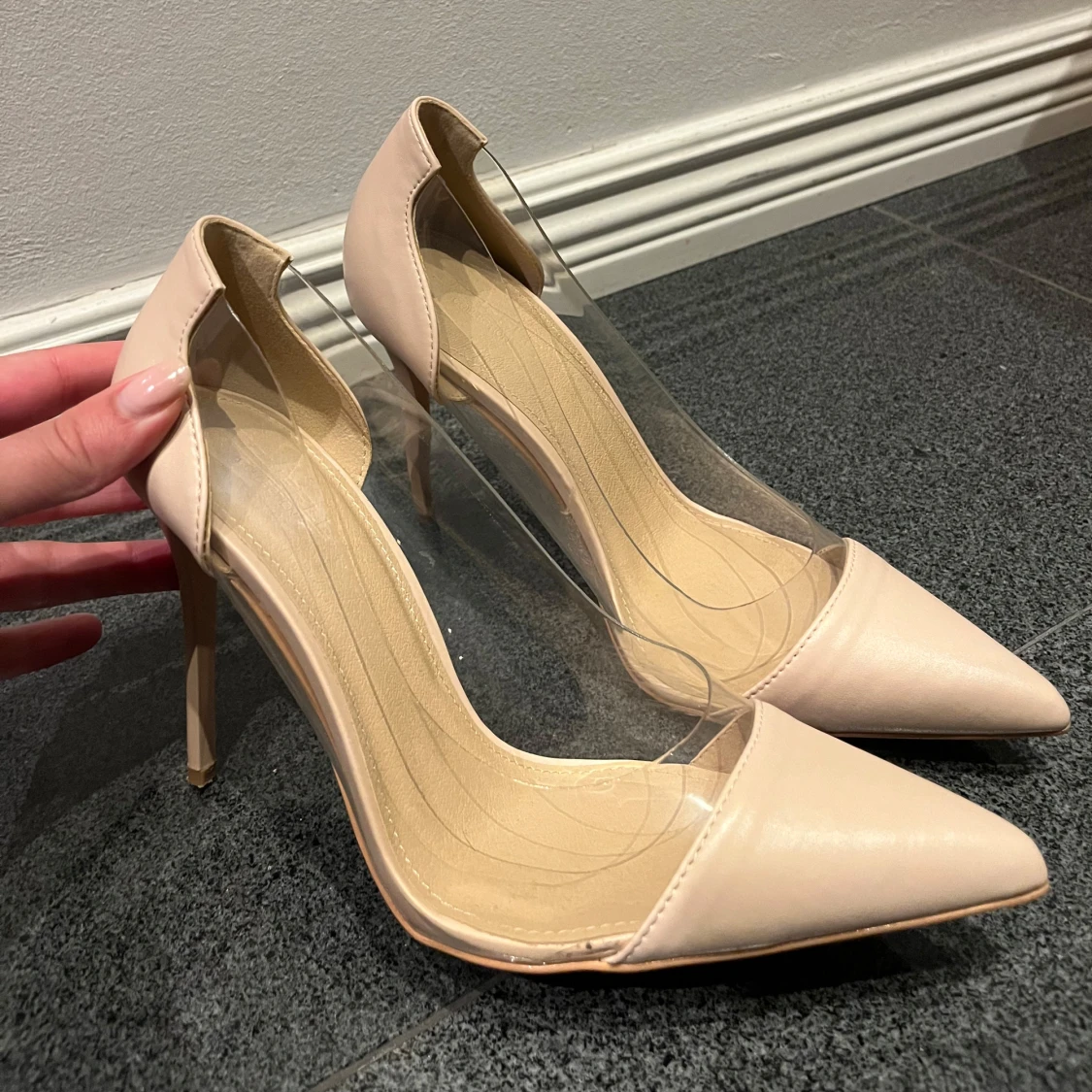 Beige pumps med transparent detalj - 91