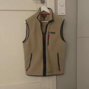 Beige fleeceväst från Patagonia - Säljer en beige fleeceväst från Patagonia i storlek M. Sparsamt använd och väldigt bekväm! Skriv gärna om ni har funderingar, allt gott/ Theo