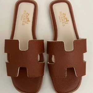 Bruna sandaler  - Köpta här på plick, säljare vidare för jag aldrig använd dem