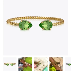 Caroline Svedbom armband  - Säljer detta guld armband från Caroline Svedbom med grön sten 💚Färgen på stenen finns inte längre. Säljer eftersom jag blivit en silver tjej. 