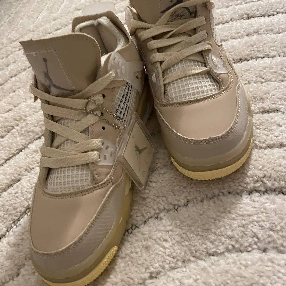 Oanvända. Säljer ett par snygga beige Nike Air Jordans i nytt skick.. De har en stilren design med snörning. Perfekta för både vardag och fest!. Skor.