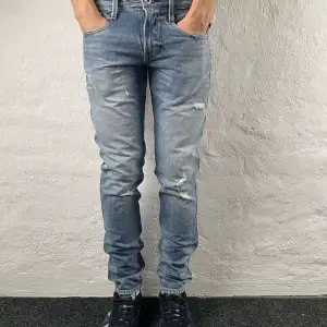 Replay Anbass Jeans | Ett par sjukt feta jeans, trendiga och enormt eftertraktade - passar allt! | Skick 9.5/10, EXTREMT bra! | Storlek W29, modellen är 175 och väger cirka 63kg | Priset är alltid diskuterbart vid snabb affär! | Nypris runt 2500kr | Du får mer än gärna höra av dig vid minsta möjliga fråga eller fundering såsom hela bilder så svarar vi med glädje! |  / GardeGrisch - Registrerat företag 🙌🏻