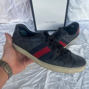 Gucci ace  - Sjukt snygga Gucci ace skor, svarta modellen som är mer sällsynt än de vita. Jag har endast använt dem under sommaren. Storleken sitter lite större än 42.
