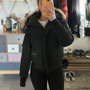 Vinterjacka Canada Goose - En dunjacka från canada goose använd ett fåtal gånger, storlek 2XS (passar xxs-s). DM för fler bilder på tags osv. Säljer billigt då jag vill bli av med den, först till kvarn