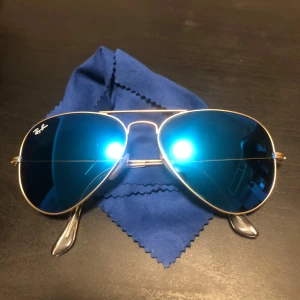 Ray ban glasögon - Har använts 10 gånger men vill inte behålla dom nästan som nya bara lite små skrapor ny pris 1300 allt på bilden ingår 