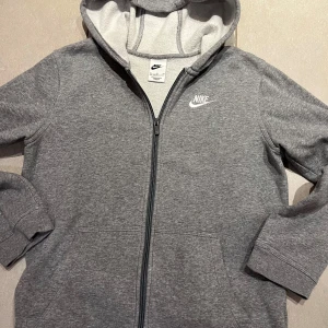 Grå hoodie från Nike - Grå hoodie från Nike i bra skick. Juniorstorlek 158-170. 