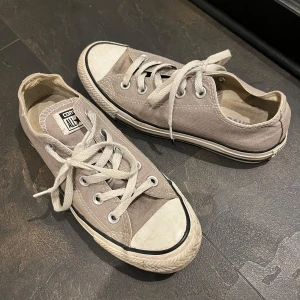 Converse - jätte snygga låga converse i storlek 36. Grå/beiga i färgen. Tecken på användning, men inga hål. 