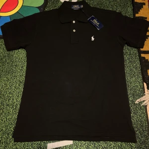 Svart polo piké  - Säljer för att d inte passade mig, helt oanvänd 