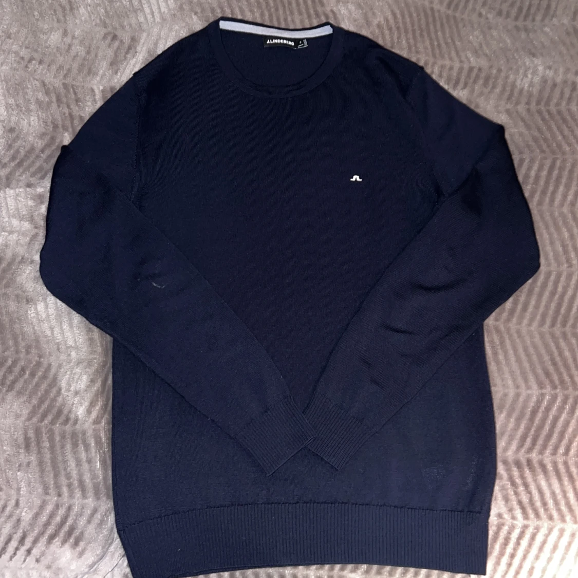 Mörkblå tröja från J.Lindeberg