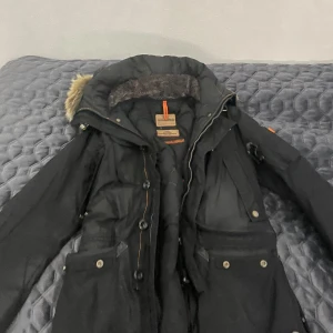 Parajumpers Vinterjacka - Säljer min vinterjacka då jag köpt ny. Använt i gott skick. Storlek XS. Köpt från Johnells för 11000kr. Pris kan diskuteras.